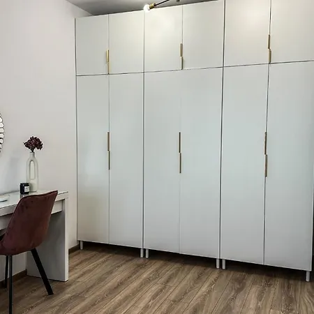 Апартаменти Mohost Eleven - Elegant Retreat With Mountain Views Брашов