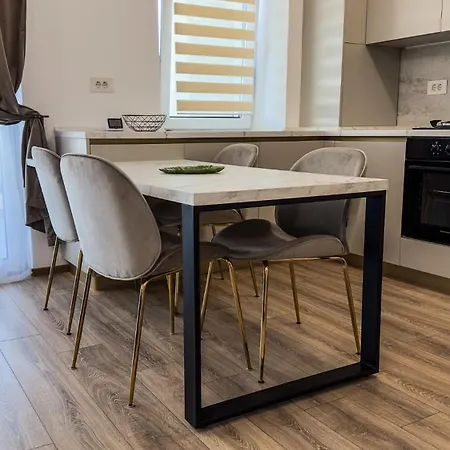Mohost Eleven - Elegant Retreat With Mountain Views Брашов
